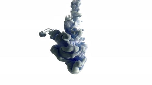 Blaue Farbinjektion diffundiert im Wasser wie eine isolierte Wolke oder Meduse