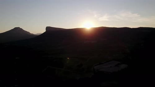 Der Sonnenuntergang über einem spektakulären Bergrücken an einem ruhigen, sonnigen Nachmittag