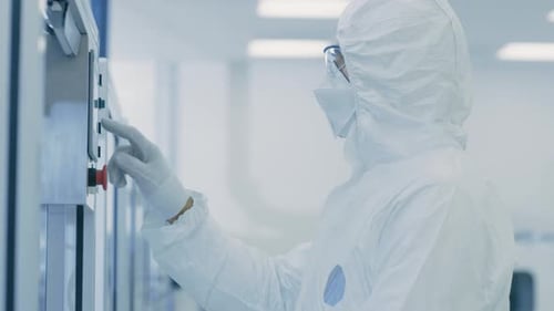 In der Produktionsstätte hat sich ein Team von Wissenschaftlern im sterilen Schutzoverall eingerichtet/Prog