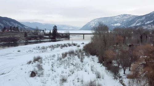 Paysages hivernaux à couper le souffle : images par drone du pont de la rivière South Thompson et du lac Little Shuswap à