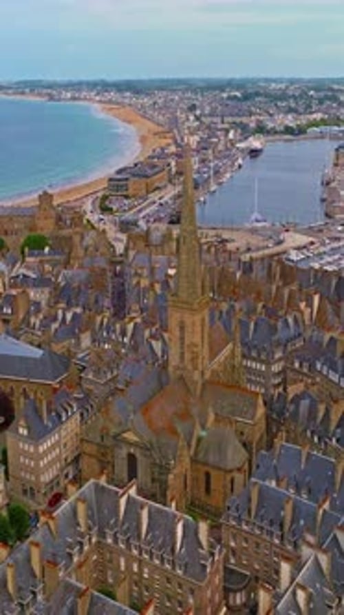 Vue aérienne de Saint-Malo, Bretagne, France, Bâtiments historiques de Saint-Malo bordant le littoral, Drone