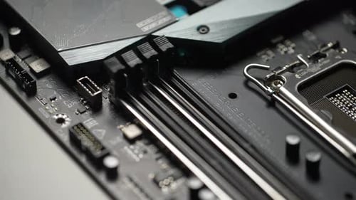 Nahaufnahme des SSD- und CPU-Installationssteckplatzes aus der Vogelperspektive Neues Mainboard-Objekt Makrodetail Extreme