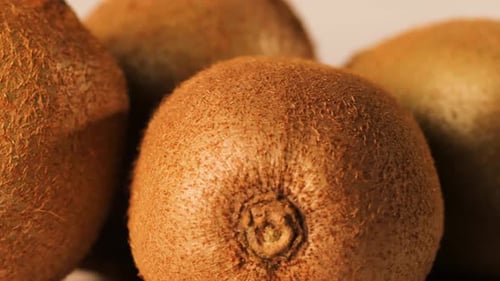 Aufnahme von rotierenden Kiwis mit vielen Details.