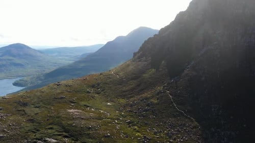 Cinématographique prise par Drone de Stac Pollaidh dans les Highlands du nord-ouest de l'Écosse, avec un sentier de montagne