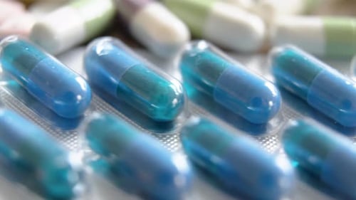 blaue Medikamentenkapseln in Blisterpackung
