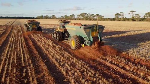 Nouveaux épandeurs travaillant sur les terres agricoles