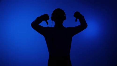 Silhouette d'une personne portant des écouteurs sur un fond bleu vif exprimant une forte désapprobation