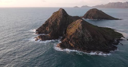 Linda paisagem do nascer do sol nas deslumbrantes ilhas Na Mokulua, em Oahu, Havaí - Aéreo