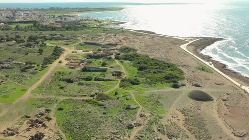 Une vue aérienne panoramique du site archéologique des Tombeaux des Rois à Paphos, à Chypre, avec d'anciens