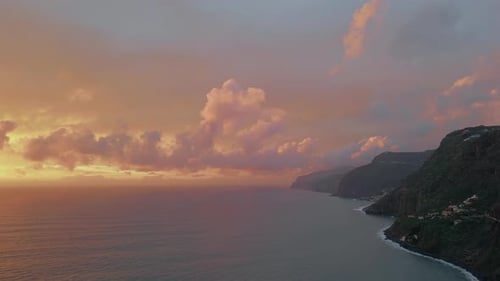 Ruhige Küstenklippen von Sundawn, umgeben von Meereswellen, Luftaufnahme Goldener Sonnenaufgang