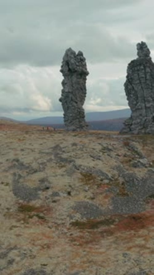 Magnifique panorama de Manpupuner dans le nord de l'Oural en Russie (Clip : vue aérienne du miracle)