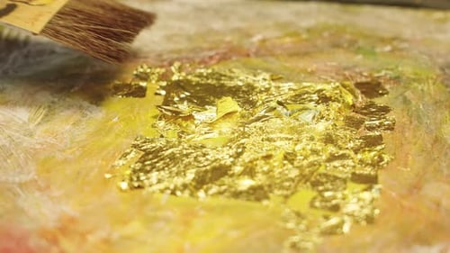 Der Künstler trägt Gold auf das Ölgemälde auf
