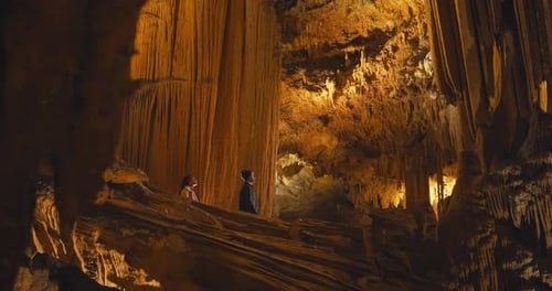 Luray Caverns Virginia: Ein paar Touristen auf Höhlentour