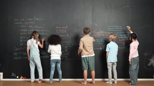 Vielfältiger Student, der technischen Code oder Eingabeaufforderung an die Tafel schreibt. Gelehrsamkeit
.