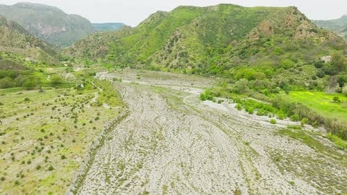 Fluss ist aufgrund der Dürre trocken Luftaufnahme in Italien Natur