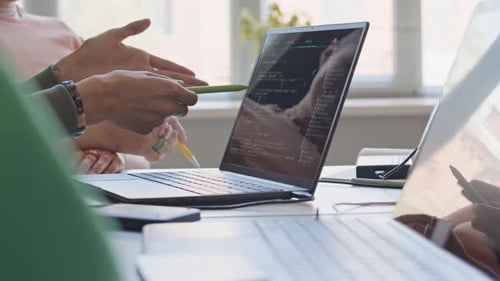 Estudantes de Ciência da Computação Digitando Código-Fonte em um Laptop