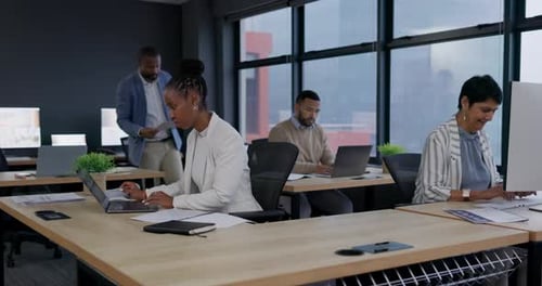 Negócios, trabalho em equipe e trabalho informático da equipe da empresa com tecnologia e planejamento