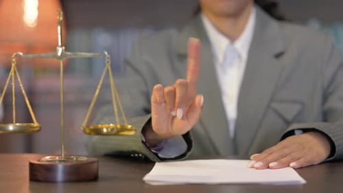 Primer plano del gesto de negación de un juez disgustado sentado en la sala del tribunal