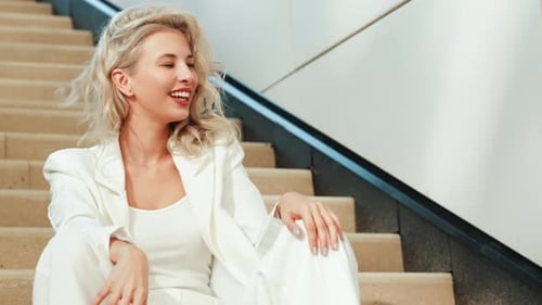 Linda mulher ao ar livre