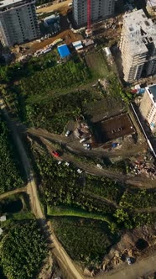 Vídeo vertical: cautivadoras tomas aéreas de casas que se están construyendo cerca del mar Mediterráneo