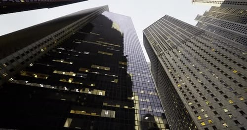 Los edificios altos reflejan la luz en un ajetreado horizonte urbano durante el crepúsculo