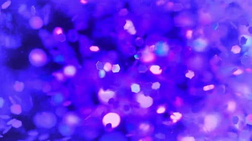 Violetter Hintergrund mit bunten Bokeh-Lichtern