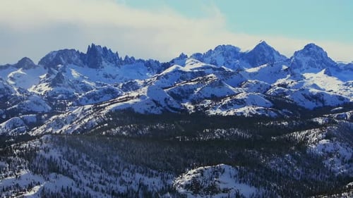 Minarets, Jagged Peaks Mountain Summit Vista, paysage panoramique, Drone aérien, hiver, Mammoth Mountain