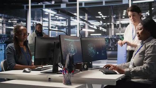 Zufriedener Rechenzentrumsleiter freut sich über die Arbeit des Teams, das KI integriert