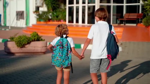 Alunos caminhando para o ensino fundamental e médio de volta às aulas