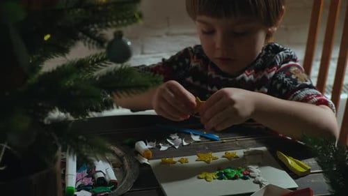 Child Crafts Christmas Decorations at Home