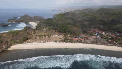 Schöne Luftaufnahme des Strandes von Klayar am Morgen, Pacitan, Indonesien