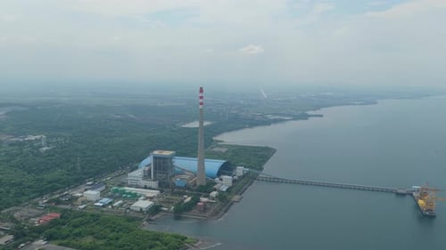 Kohlekraftwerk zur Stromerzeugung an der Küste