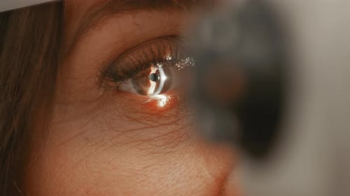 Nahaufnahme des Mikroskops, helles Licht, Optiker, der Pupillen in einer Augenklinik betrachtet, sucht f