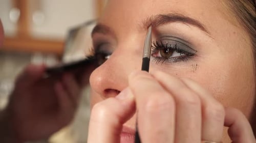 Schminke. Farbe auf die weibliche Augenbraue auftragen