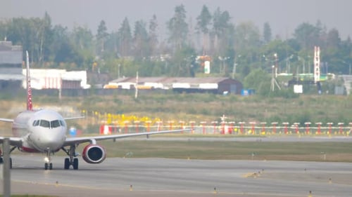 Düsenflugzeug auf dem Taxiway