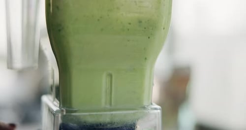 House, Mixer und grüner Smoothie mit Nahrung, Saft und Diät zur Gewichtsreduktion