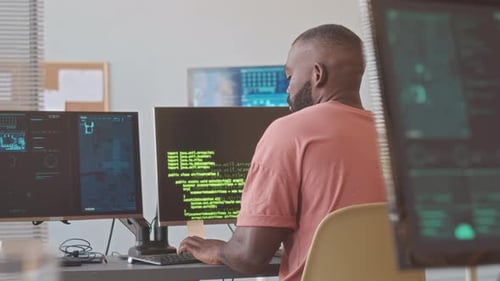 Afroamerikanischer Programmierer arbeitet an einem neuen Softwareprogramm