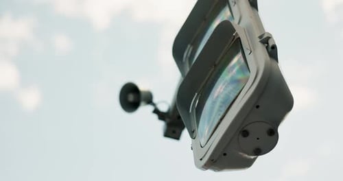 Semáforo verde, sinal de caminhada e pedestre para controle, movimento e luz para segurança em áreas urbanas