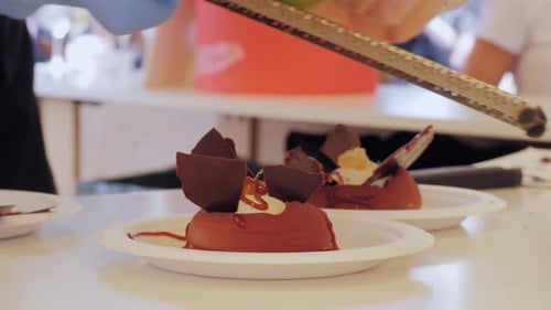 Mousse Orangenkuchen Cremiges Dessert Nahaufnahme Mandel Dacquoise Himbeer Confit Knusprige Schicht mit