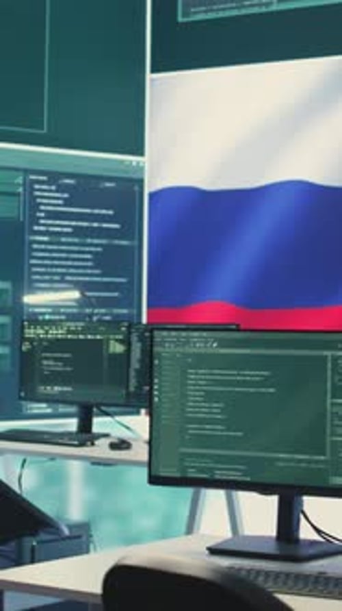 Vidéo verticale : salle de cyberdéfense vide de l'autocratie avec le drapeau russe sur grand écran