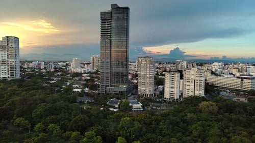 Arranha-céu de 27 torres de Anacaona. Santo Domingo, na República Dominicana. Vista panorâmica aérea do drone