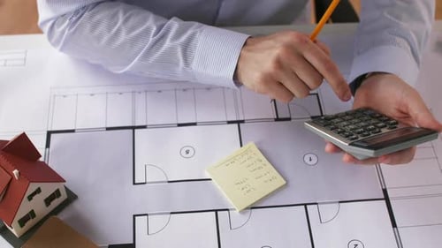Architecture, bâtiment et concept de construction - Architecte masculin avec un plan de maison de vie,