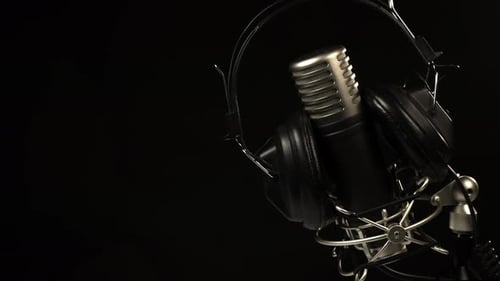 Microphone avec casque sur fond noir