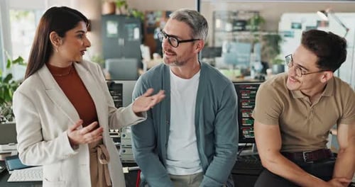 Empresarios, cara a cara y para la codificación, la programación y el desarrollo de software con risas y diversidad