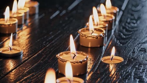 La lumière chaude et enchanteresse des bougies chauffe-plat illumine magnifiquement une surface en bois artisanale