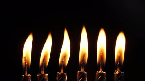 Kerzenflammen wiegen vom Wind