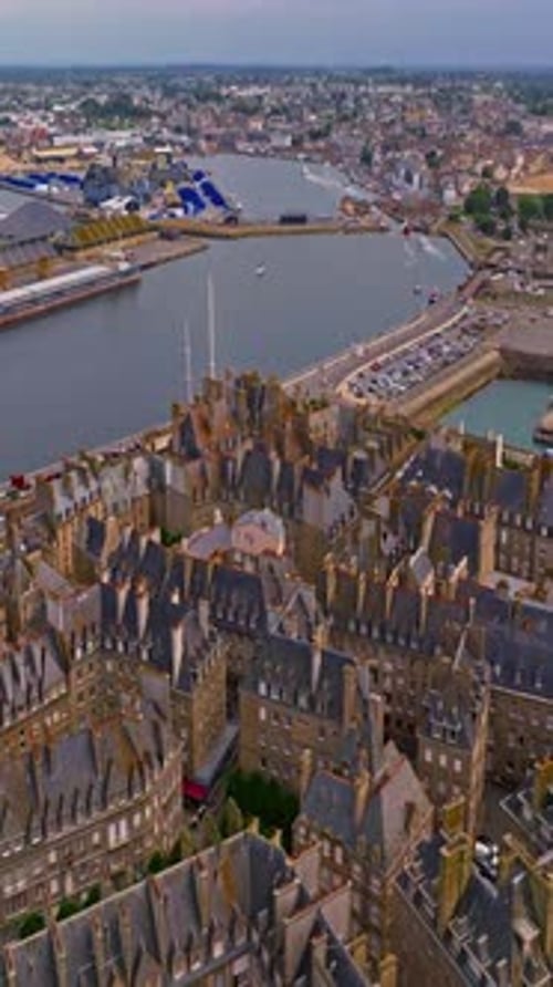 Vue aérienne de Saint-Malo, Bretagne, France, Bâtiments historiques de Saint-Malo bordant le littoral, Drone
