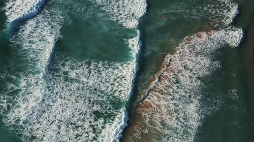 Vue aérienne des vagues de l'océan et des calottes blanches