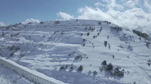 Vue ascendante sur le flanc de la station de ski du mont Hermon