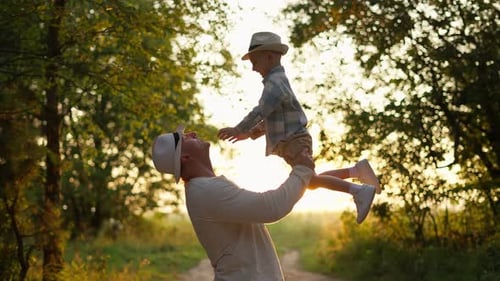 Relación feliz entre padre e hijo